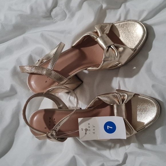 A New Day - Women's Chunky Block High Buckle Heels Gold Sz,7 - Picture 5 of 6